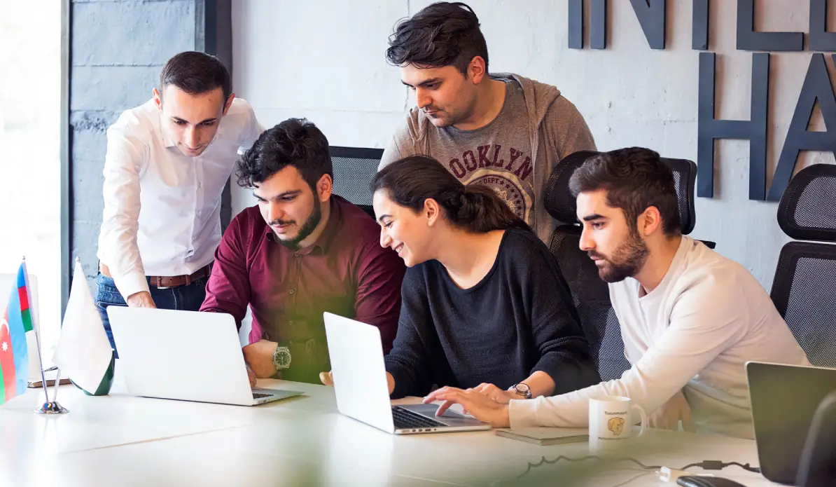 new one divi-plus-seo-agency-inner-pages-03-1-new-one Colleagues working on a project and discussing details.